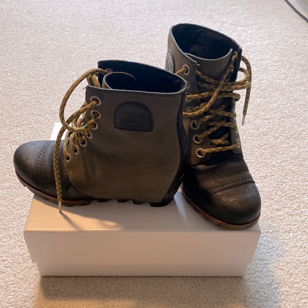 Sorel army green/black wedge boots